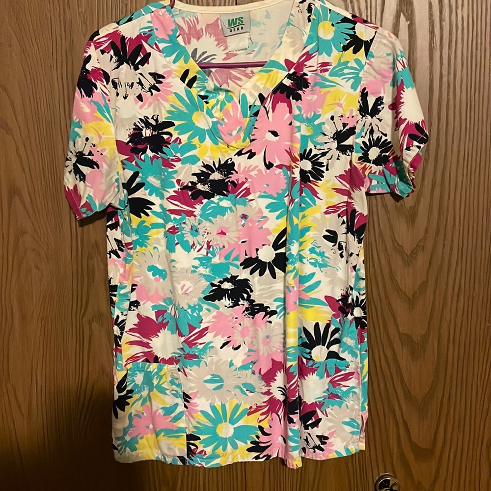 WS Gear. White Floral Print. Size Medium.